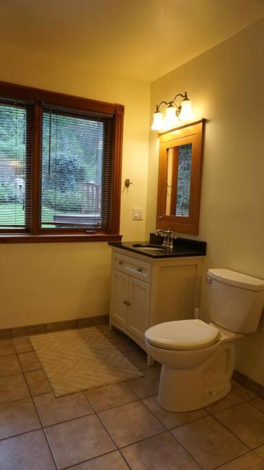 Chalet Style Cottage Near Shawnigan Lake מראה חיצוני תמונה