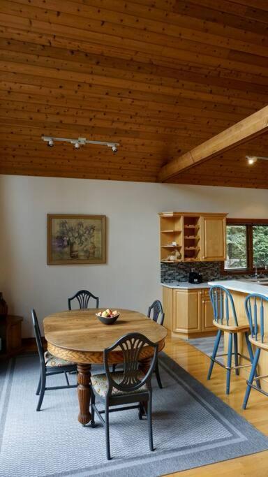 Chalet Style Cottage Near Shawnigan Lake מראה חיצוני תמונה